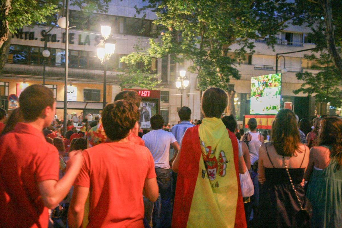 Imagen de la final del Mundial de 2010 con pantalla grande en la Albereda de Xàtiva.