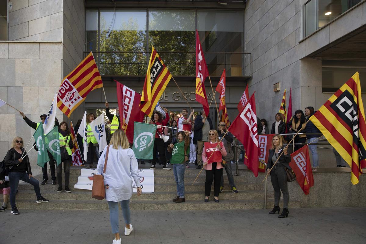Concentració de funcionaris de Justícia davant els Jutjats de Girona
