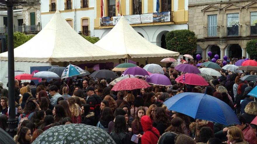 Las mujeres de Mérida celebra una asamblea en la plaza de España