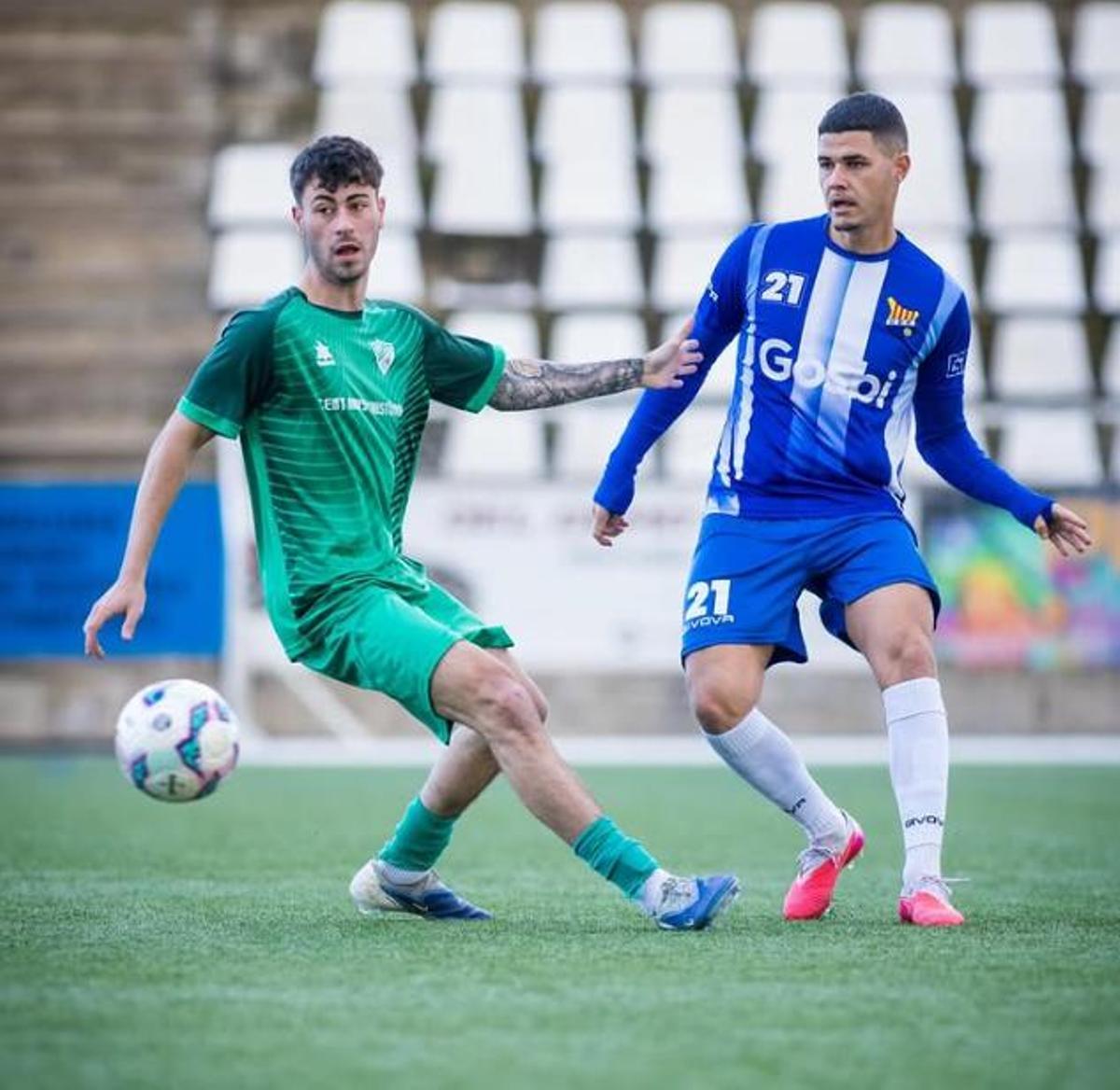 Pugi, del Figueres, amb Hugo Campí, exunionista que ara juga al Lloret.