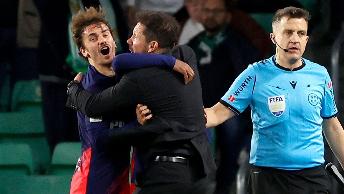 Abrazo entre Griezmann y Simeone tras la victoria 'in extremis' ante el Porto