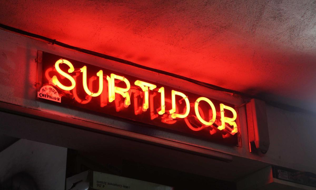 Cartel de 'Sutidor', rescatado de la antigua discoteca Chevalier
