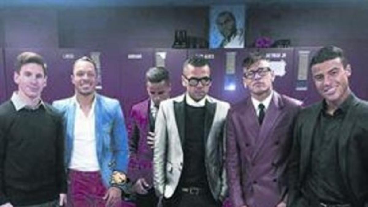 EQUIPO 'FASHION'3Rafinha presume de vestuario'fashion' en una foto donde Alves, Neymar, Adriano y Douglas lucen unos curiosos estilismos que ayer causaron furor en las redes, y Messi, un 'look' muy discreto.