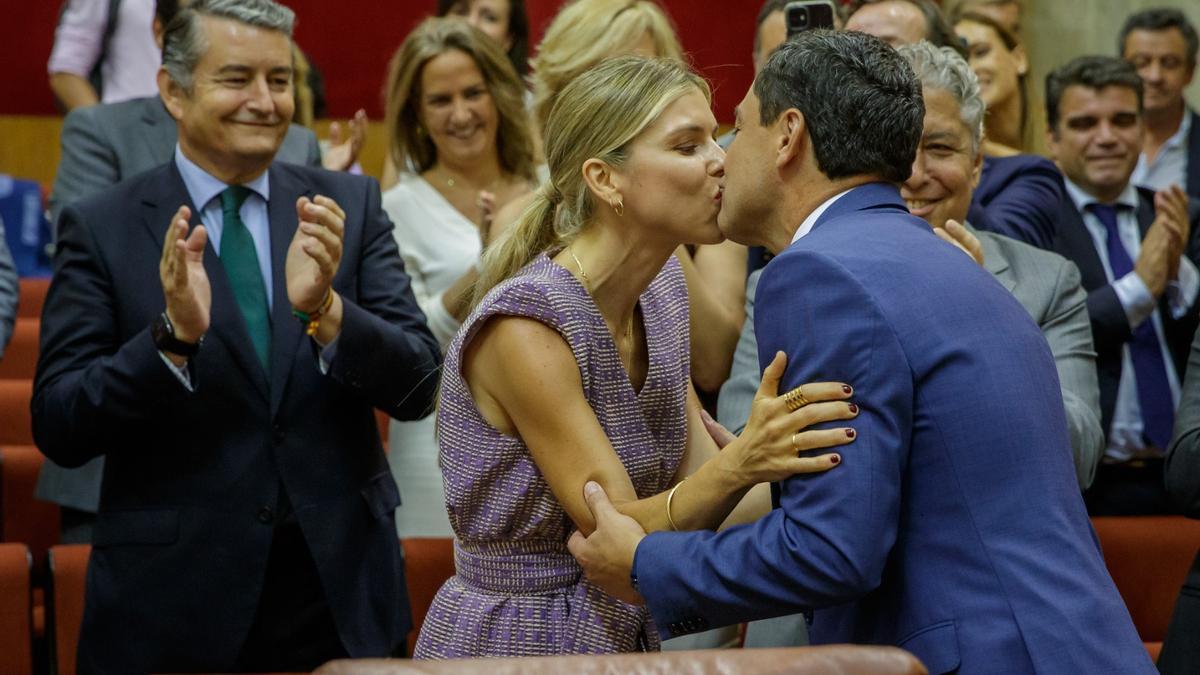 Juanma Moreno recibe la efusiva felicitación de su mujer tras ser investido presidente.