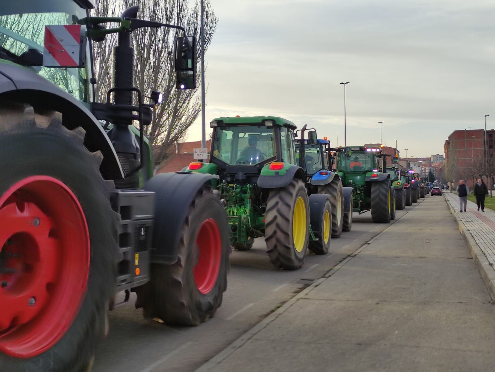 GALERÍA | Una tractorada paraliza las principales avenidas de Benavente