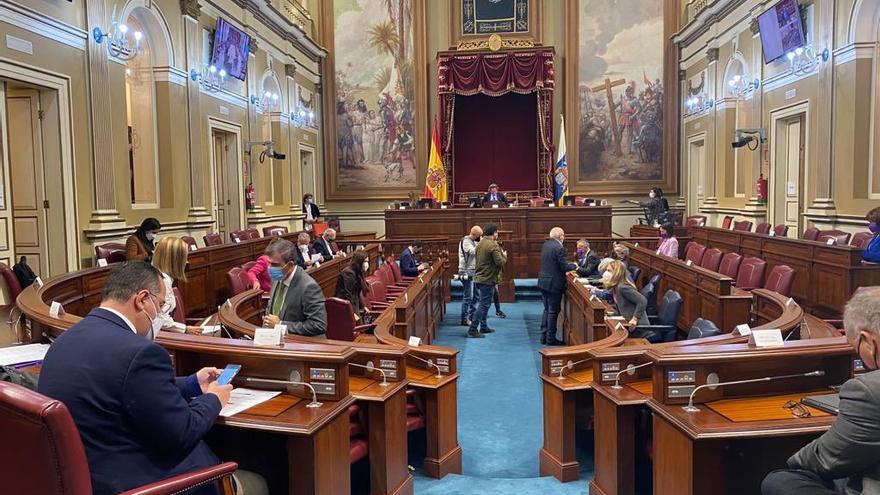 Imagen previa al comienzo del pleno del Parlamento de Canarias, este martes.