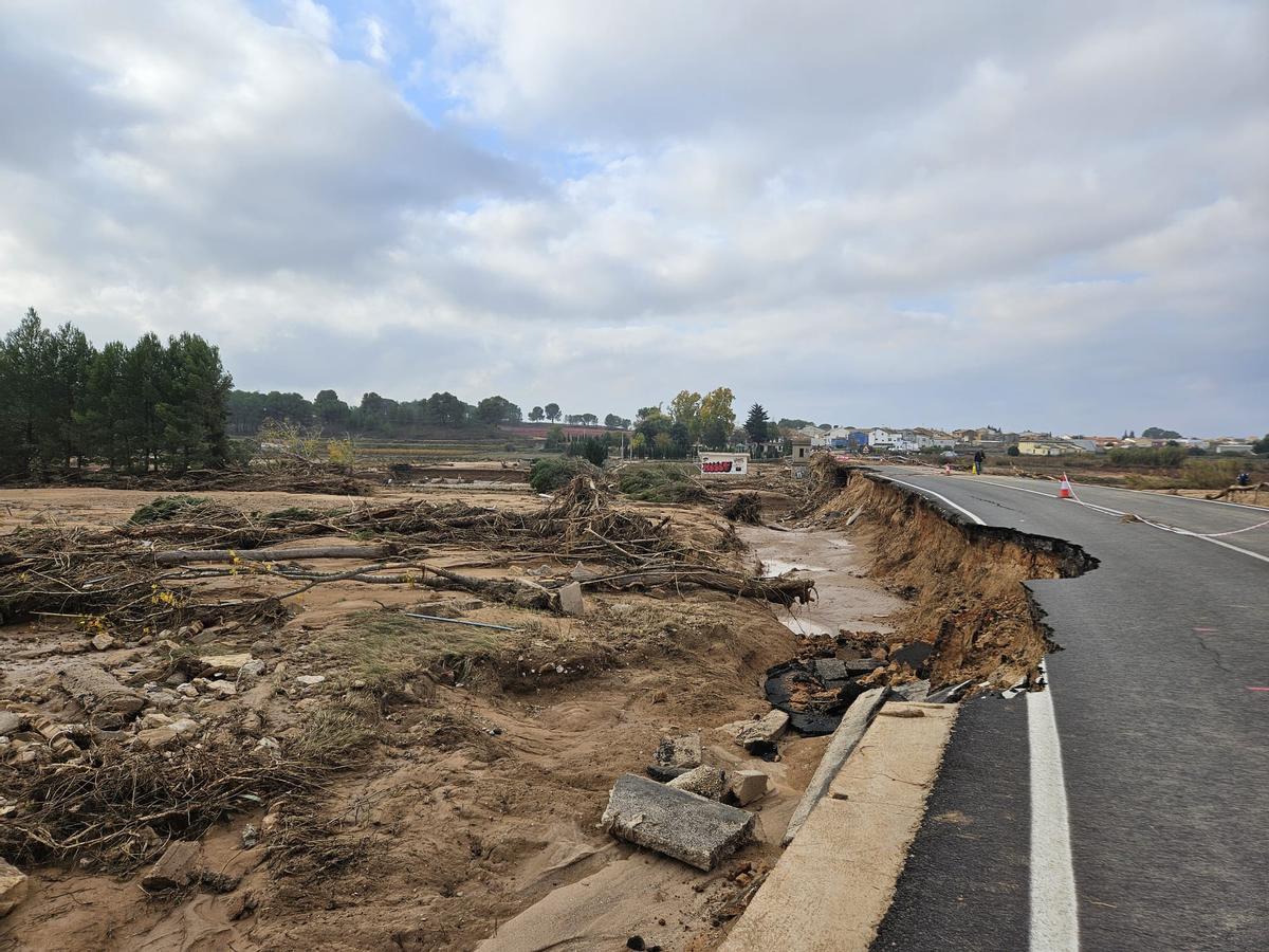 Imagen de archivo de daños en la N-322 a su paso por el Pontón tras la dana.