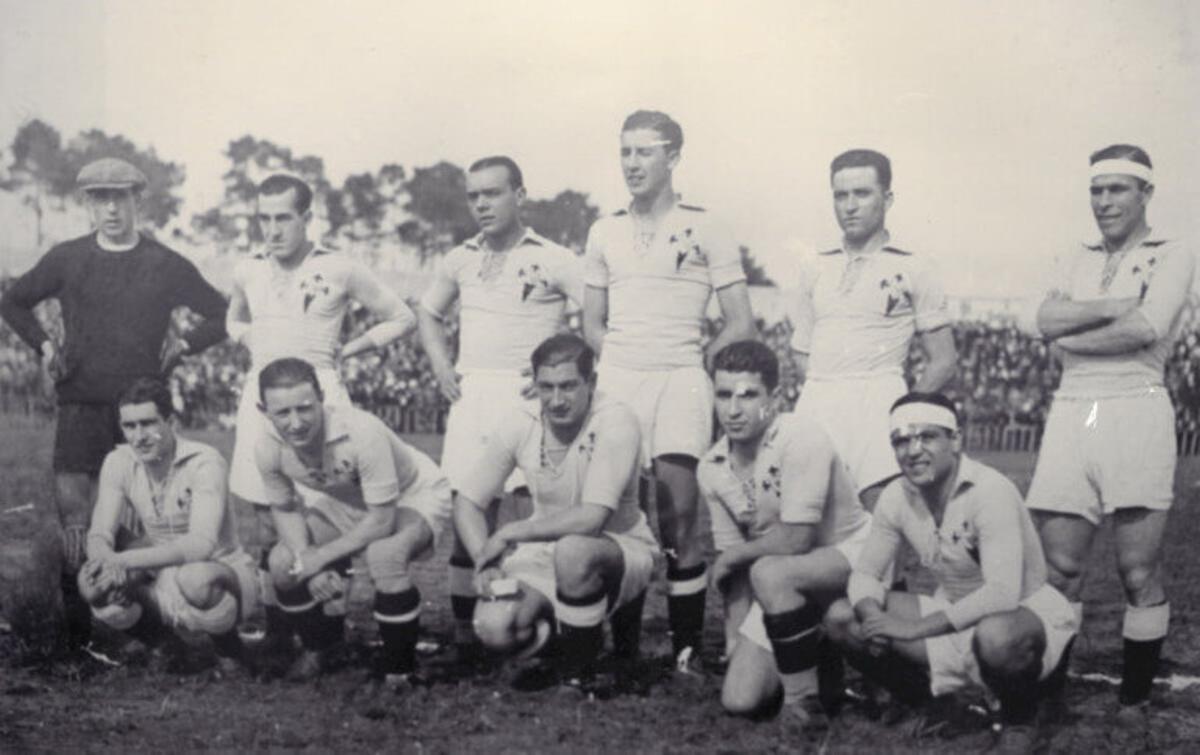 El Celta de 1936, antes de empezar un partido en segunda división.