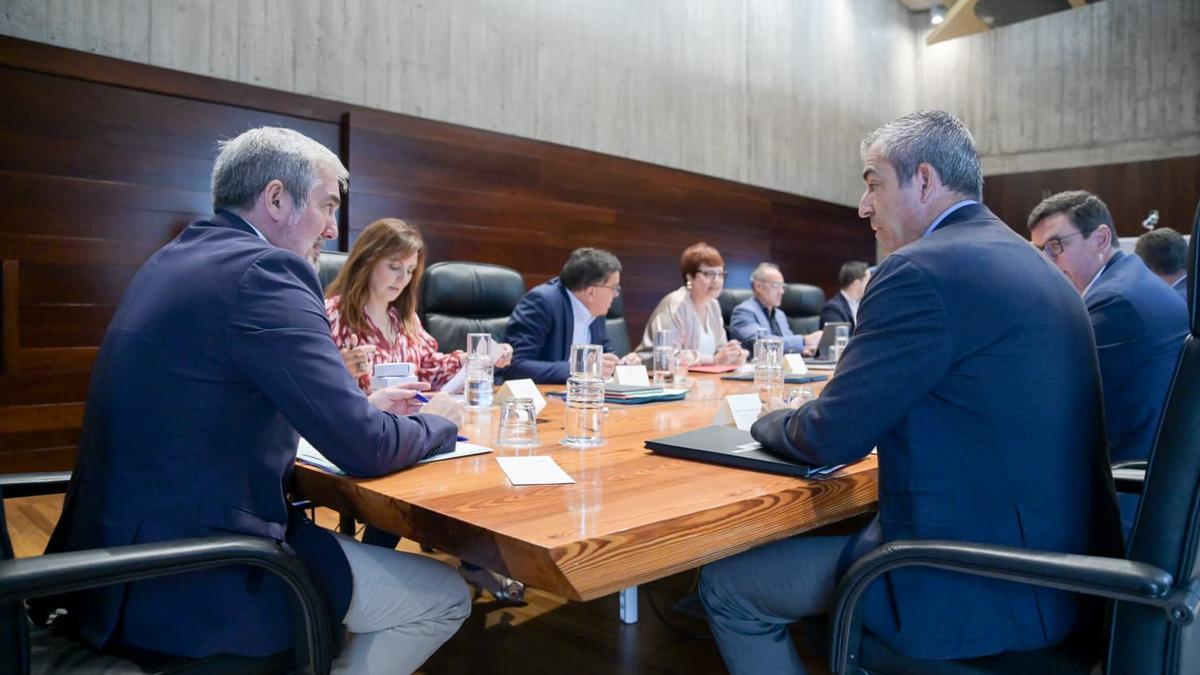El presidente Fernando Clavijo (i) y el vicepresidente Manuel Domínguez durante la reunión del Consejo de Gobierno