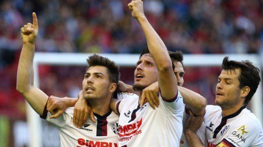 El Huesca ata la permanencia con una victoria en Pamplona (2-3)