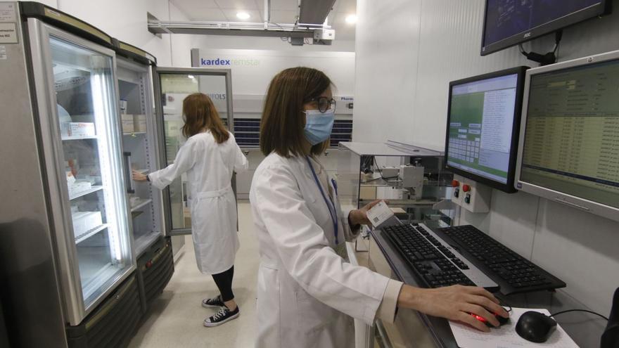 Farmacia del hospital Reina Sofía | María Dolores López y Lucrecia García, responsables de la unidad de dispensación de medicamentos externos.