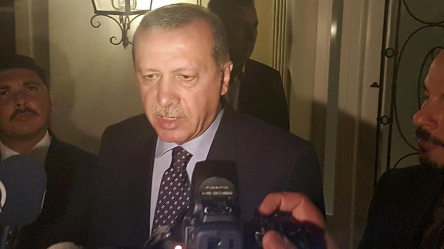 Erdogan fa una crida a la població a resistir el cop militar