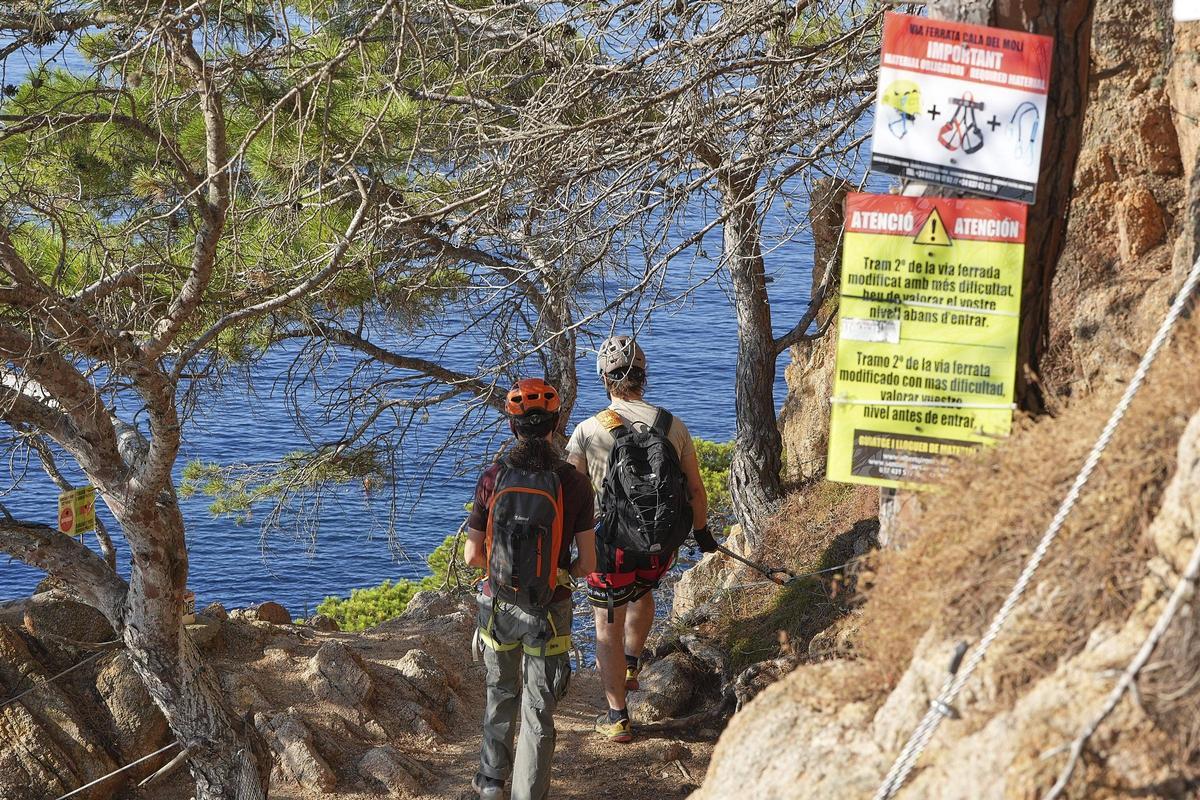 Les imatges de la via ferrada de la Cala del Molí que hauran de desmantellar Les imatges de la via ferrada de la Cala del Molí que hauran de desmantellar