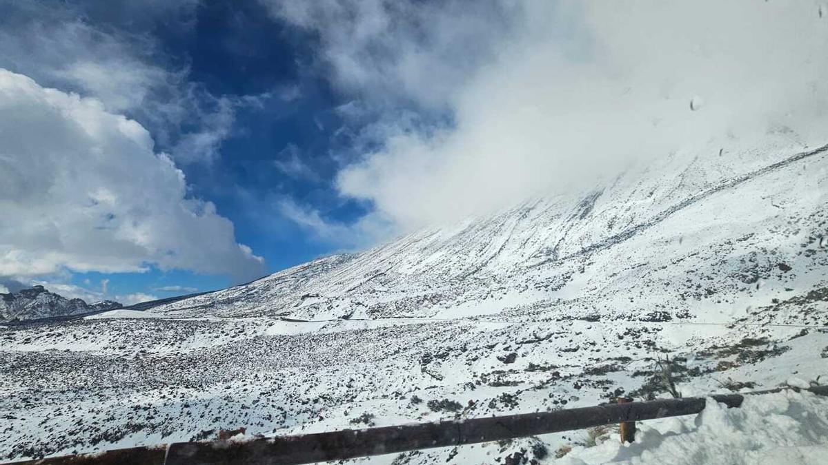 Imagen de archivo del Teide nevado por una borrasca anterior.