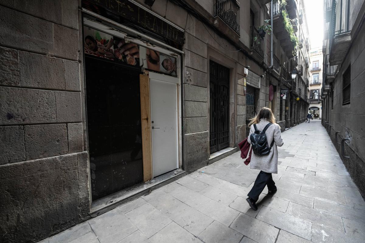 Barcelona, 2/12/2025. SOCIEDAD. Vecinos de la plaza Vila de Madrid, en el Gòtic, denuncian la presencia de un presunto narcolocal donde se vende y consume droga en plena calle, así como el deterioro creciente del espacio público. Foto: Zowy Voeten / El Periódico