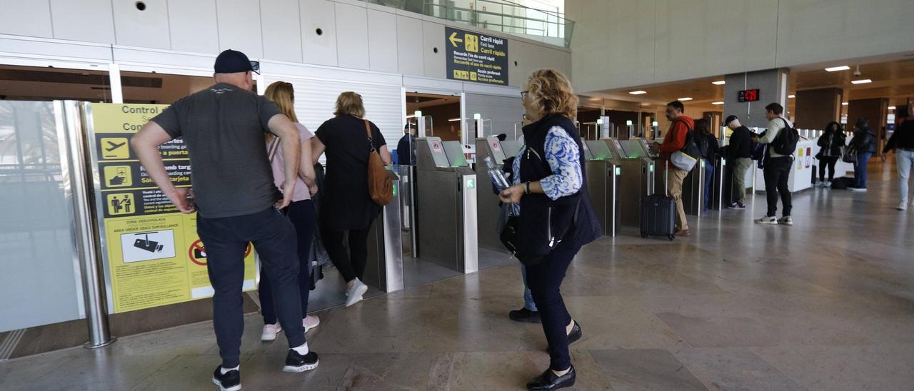 Viajeros en el aeropuerto de Valencia, durante los días de Fallas.