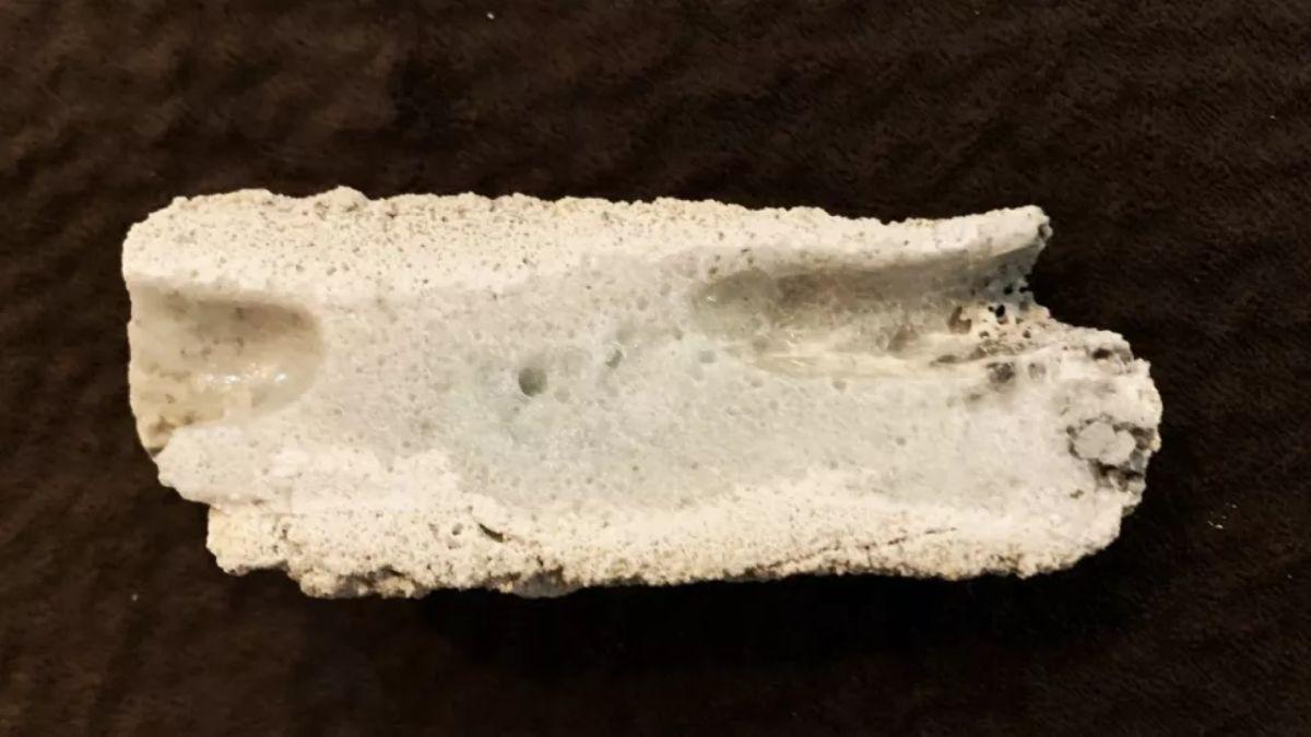 Arena fundida por un rayo o una línea eléctrica caída, conocida como fulgurita. La misma fue descubierta en Nebraska y contiene un material raro conocido como cuasicristal.