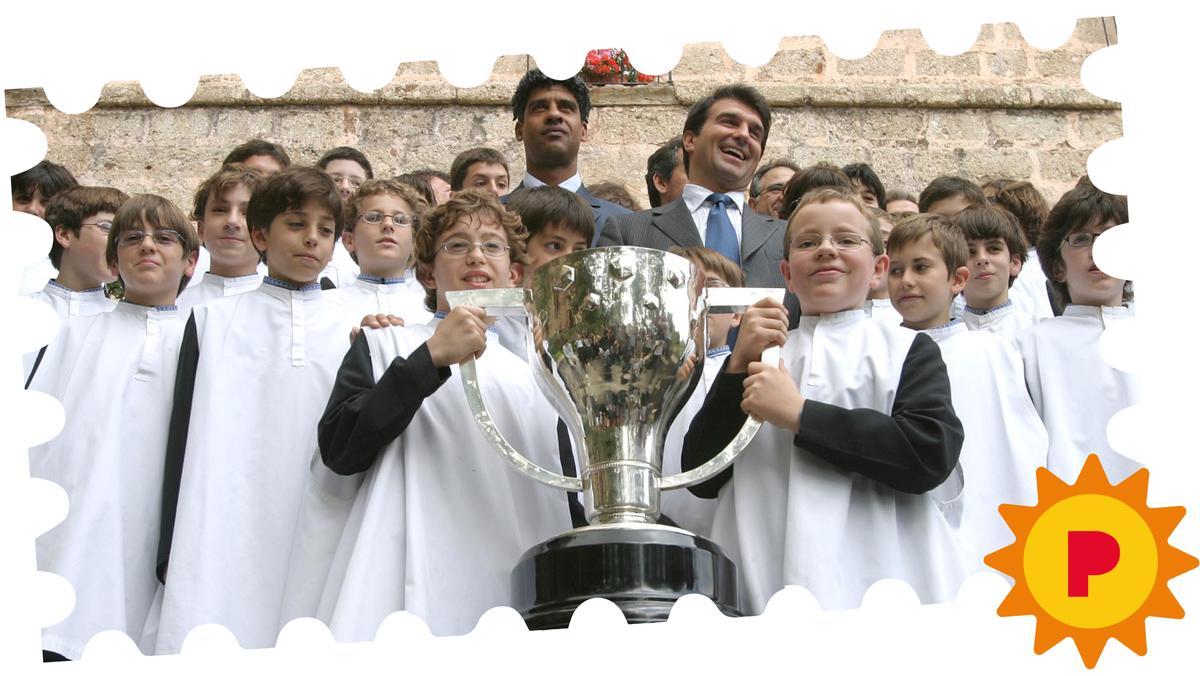 cultura/Frank Rijkaard y Joan Laporta, con los niños de la Escolania de Montserrat y el trofeo de Liga, en 2005.jpg