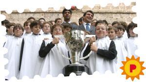 Frank Rijkaard y Joan Laporta, con los niños de la Escolania de Montserrat y el trofeo de Liga, en 2005.