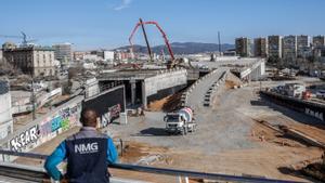 Mamadou, un obrero de las obras, contempla los trabajos en la futura estación de AVE de La Sagrera.