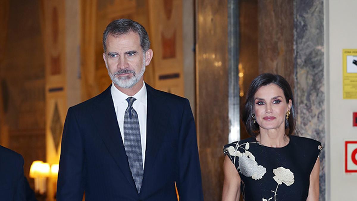 La reina Letizia y el rey Felipe a su llegada al premio Francisco Cerecedo