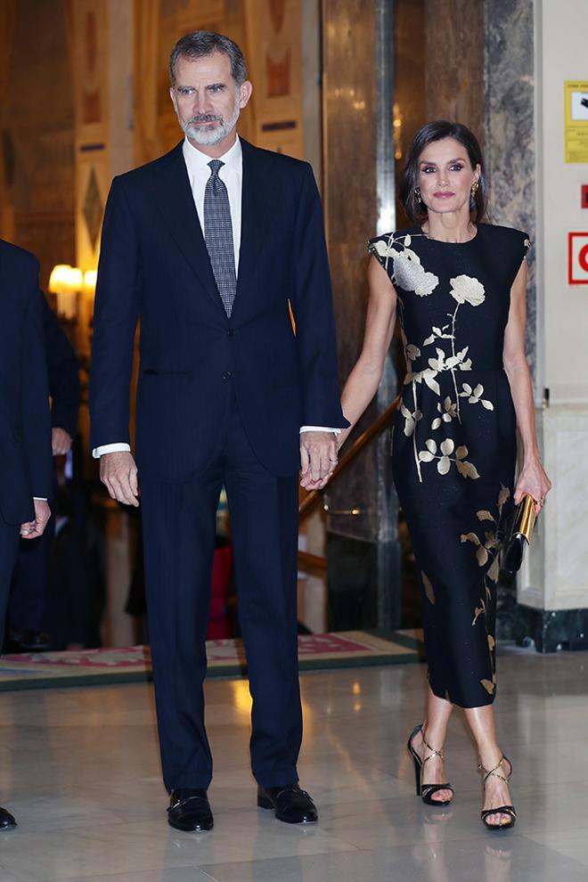La reina Letizia y el rey Felipe a su llegada al premio Francisco Cerecedo