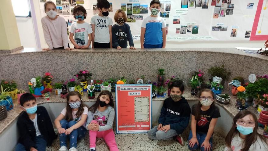 Escolares de Porto-Cabeiro con uno de los carteles premiados. / Susana Crespo