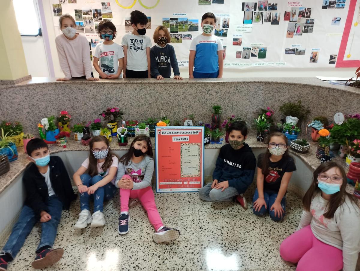 Escolares de Porto-Cabeiro con uno de los carteles premiados. / Susana Crespo