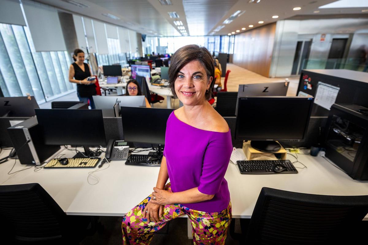 La periodista Samanta Villar, en la redacción de EL PERIÓDICO.