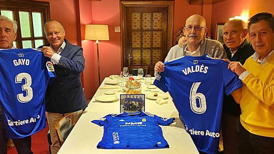 Por la izquierda, Miguel Escotet, Ismael Mori, Anselmo Rojo, Manuel Paredes y José Francisco Rodríguez, en un restaurante de Oviedo, con camisetas en recuerdo de Gayo y Valdés, ya fallecidos. | LNE