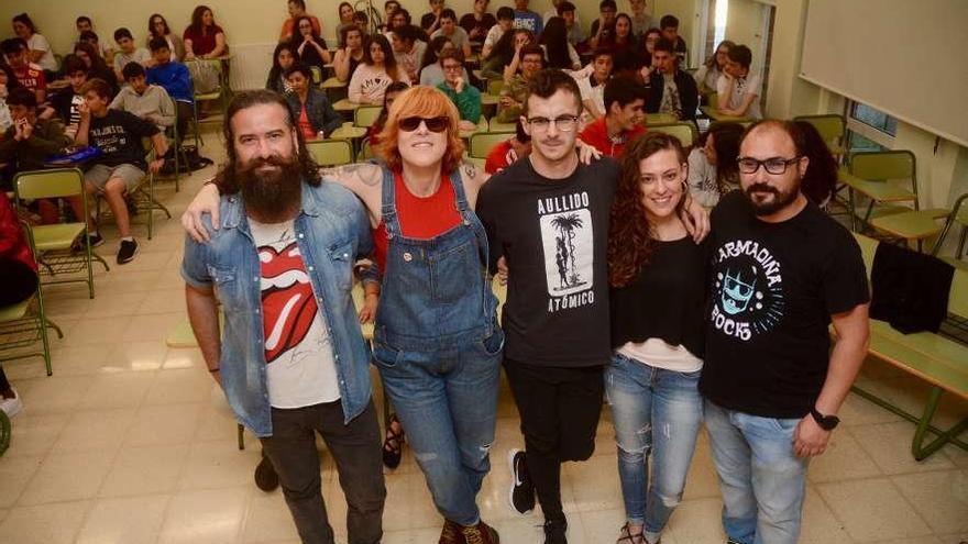 Los músicos participantes en un debate con los alumnos del IES de Poio. // Rafa Vázquez