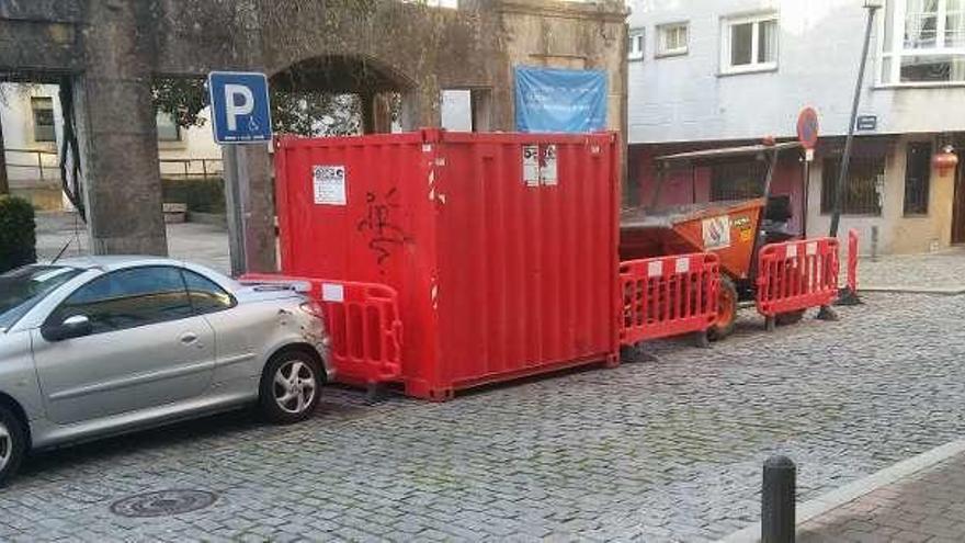 El contenedor, ayer, sobre una de las dos plazas de movilidad reducida ante el centro de salud.