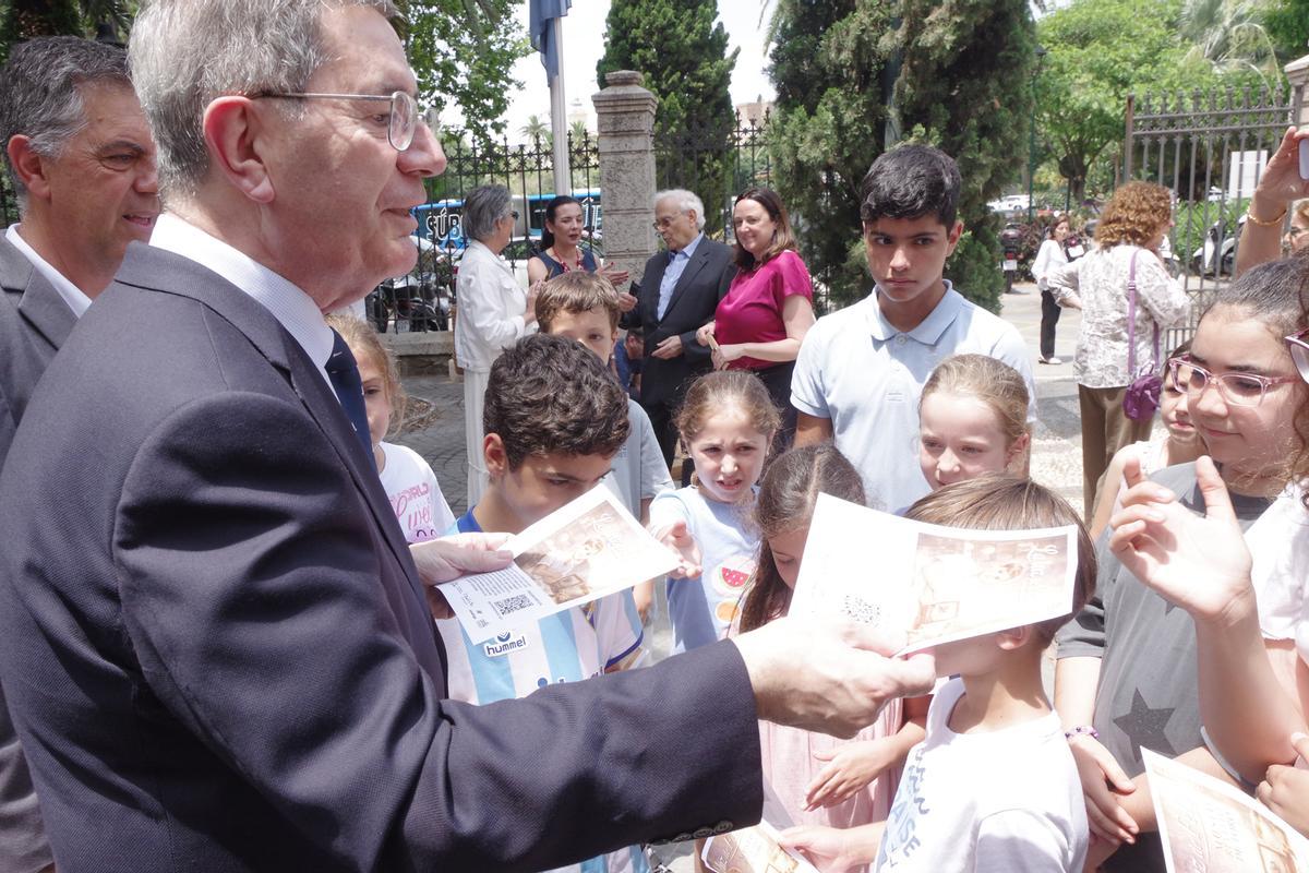 El Ayuntamiento instala un monumento en los jardines del Hospital Noble en reconocimiento al pintor Félix Revello de Toro