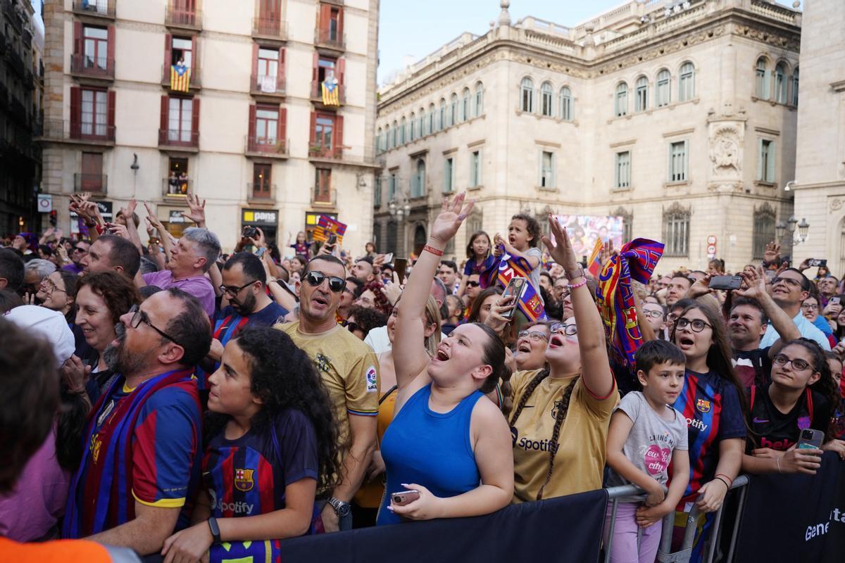 El Barça femenino celebra en la plaça Sant jaume