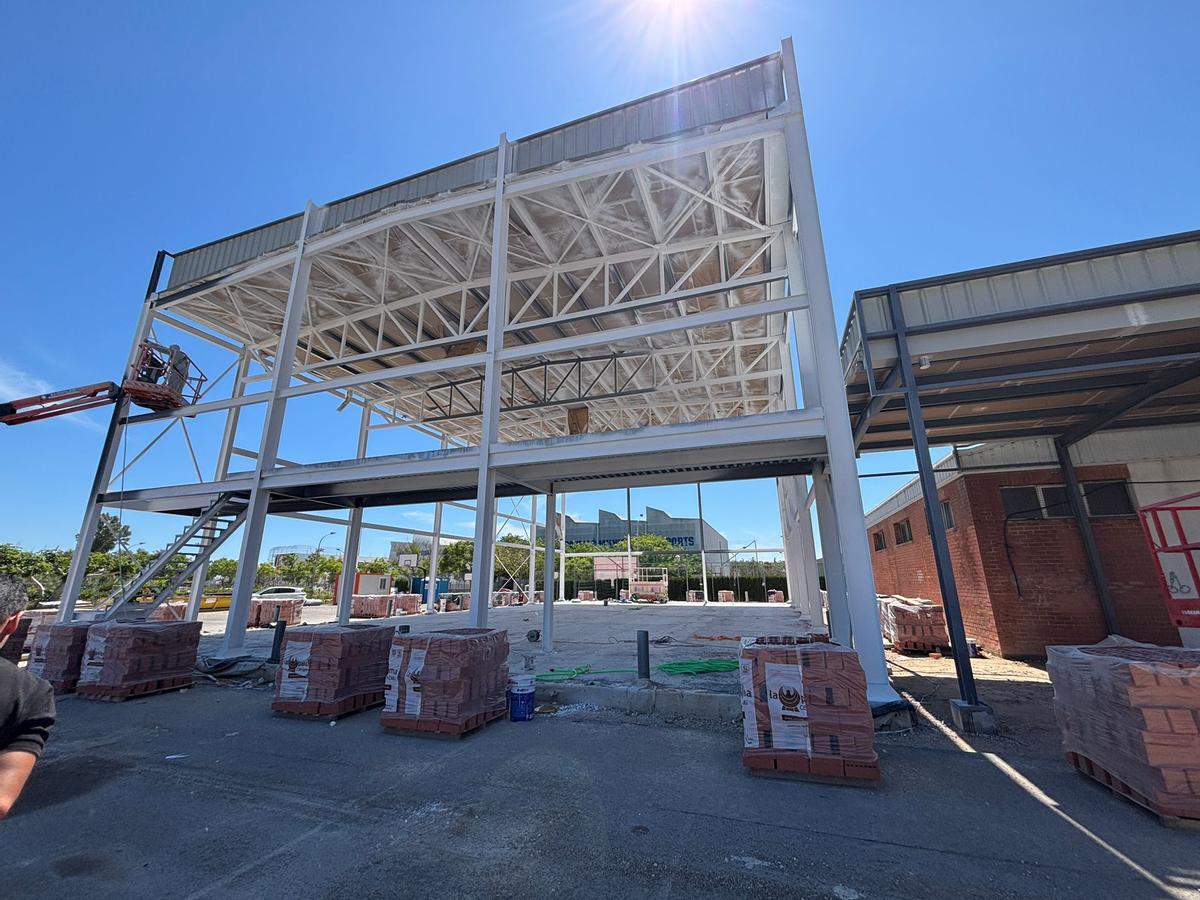La estructura del nuevo gimnasio del IES Gregori Maians ya está muy avanzada