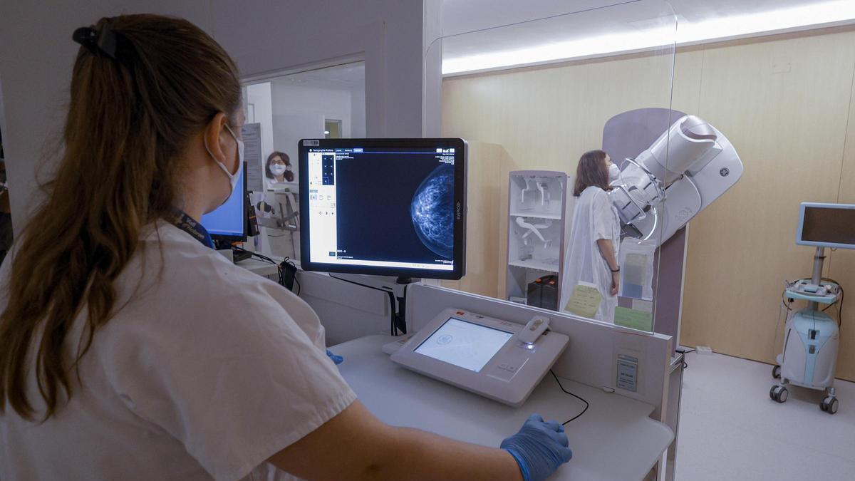 Examen de una mamografía.