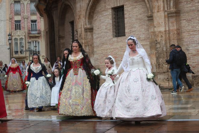 Búscate en el primer día de ofrenda por la calle de la Paz (entre las 17:00 a las 18:00 horas)