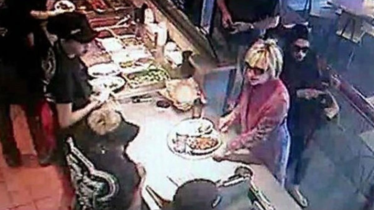 Hillary Clinton, con gafas, en una imagen de las cámaras de seguridad del restaurante Chipotle de Maumee, en Ohio, el lunes.