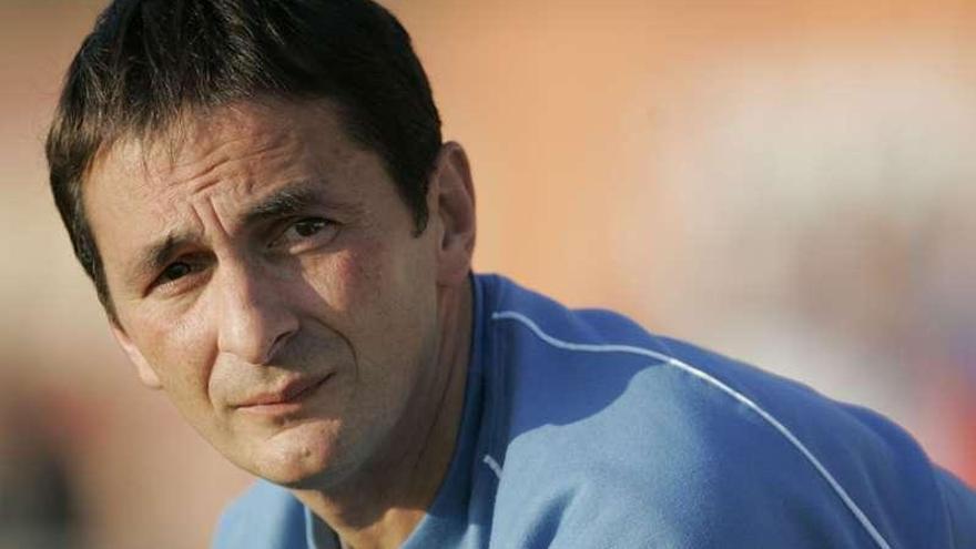 Javier Bardanca, entrenador del Silva. / la opinión