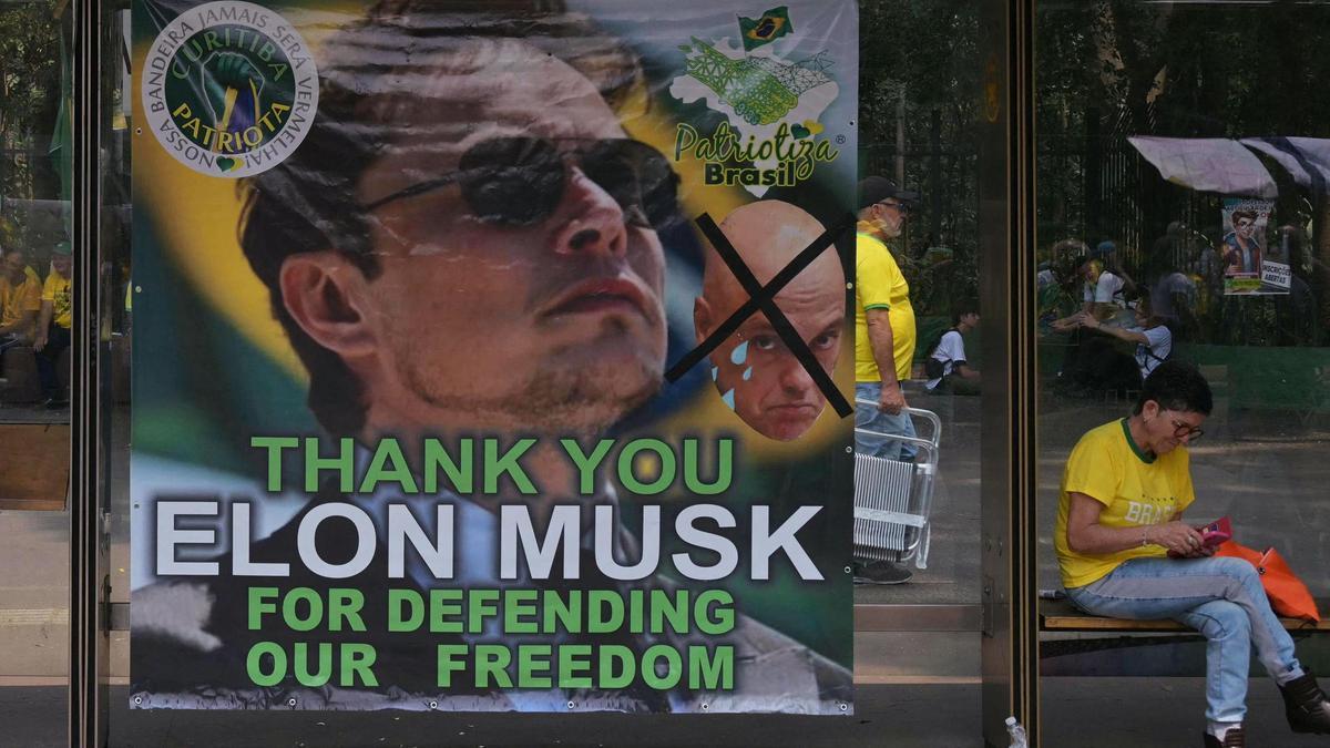 Cartel de agradecimiento a Elon Musk durante una manifestación  convocada por partidarios del expresidente brasileño Jair Bolsonaro en Sao Paulo.