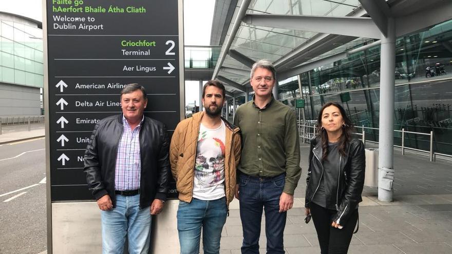 &quot;Rodri&quot;, Álvaro Fuentes, José Cacabelos y Emma Torres, a su llegada a Dublín, esta tarde.