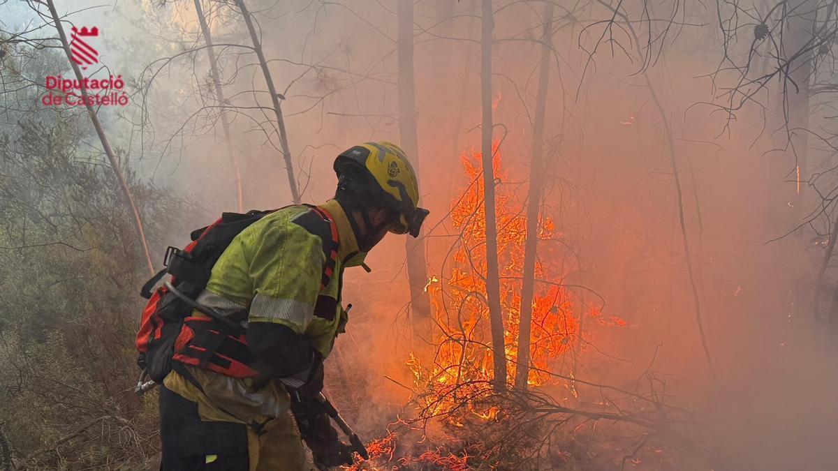 Un incendio forestal en Segorbe amenaza a la sierra Calderona