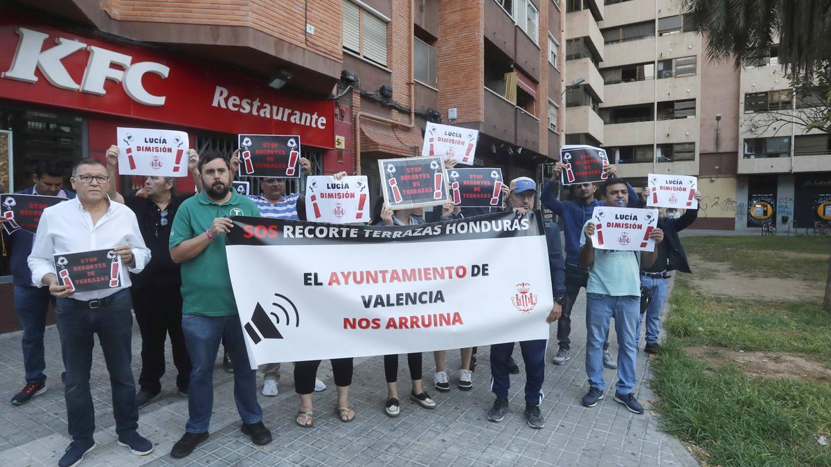 Protesta de los hosteleros por el recorte de las terrazas en la plaza Honduras y su entorno.