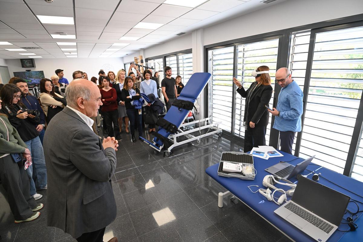 Demostración de cómo aplicar la realidad virtual a la rehabilitación neurológica durante la apertura de la clínica en el Parque Científico de la UMH de Elche