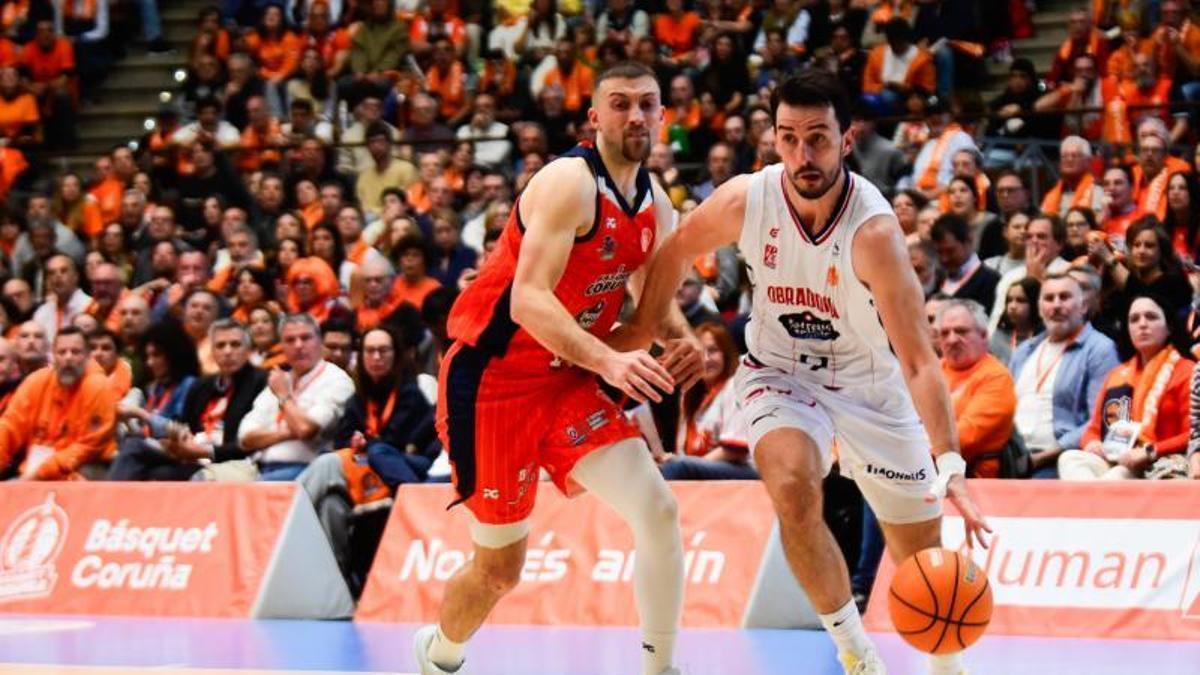 Leo Westermann supera en carrera a Joe Cremo en el derbi de la temporada pasada entre Leyma y Obradoiro en el Coliseum.