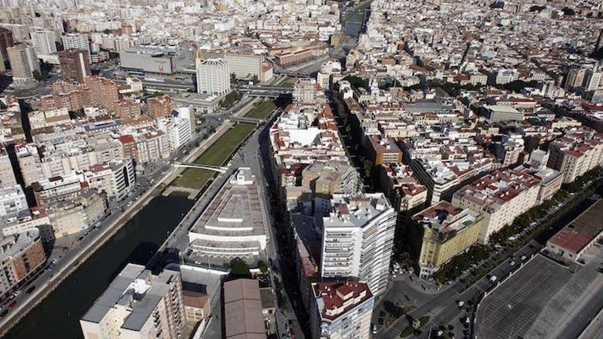 Una perspectiva aérea del cauce del río Guadalmedina.