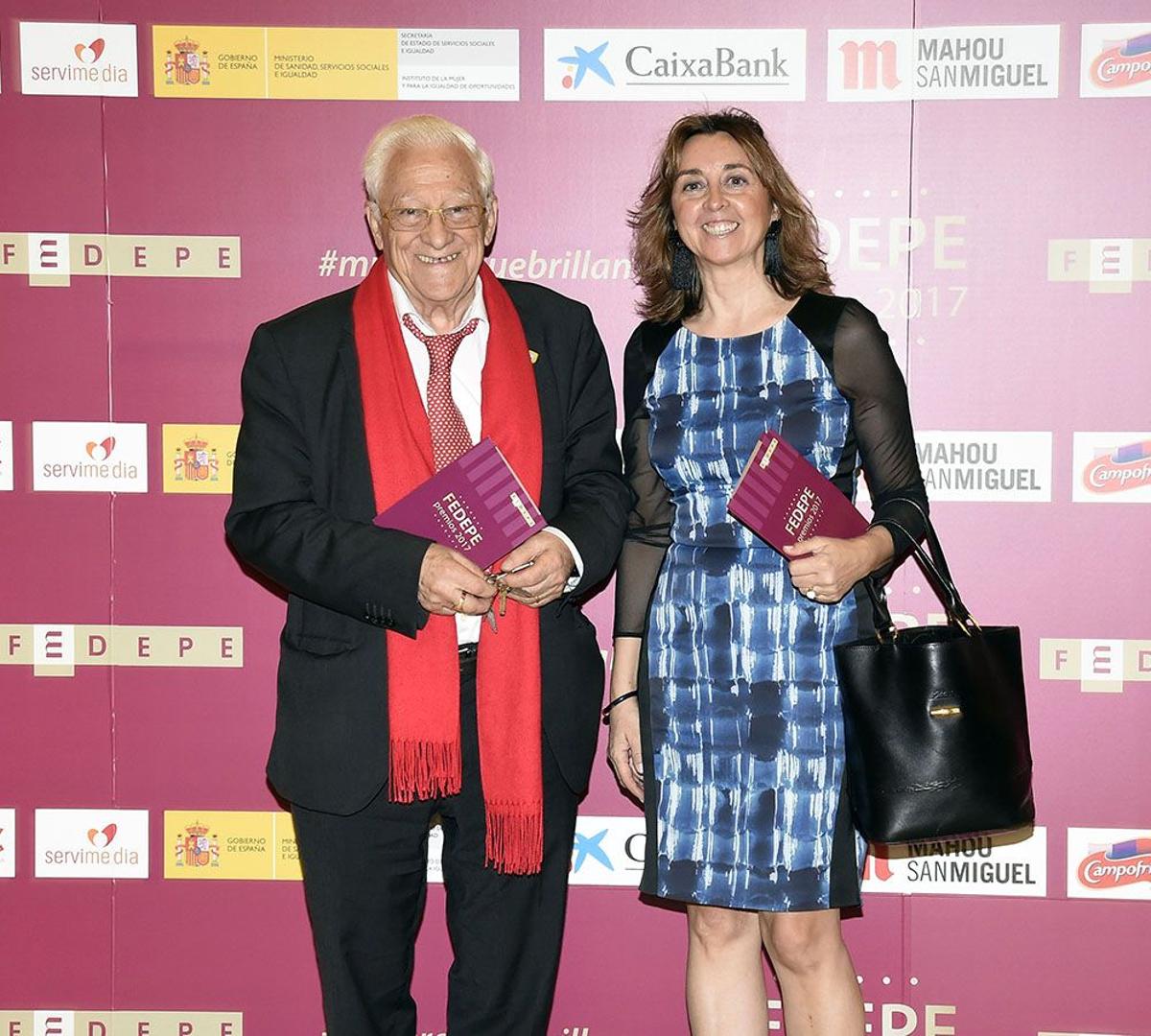 El padre Ángel junto a una invitada en los premios FEDEPE