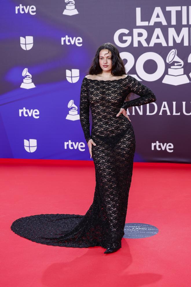 Rosalía en la alfombra roja de los Latin Grammy 2023