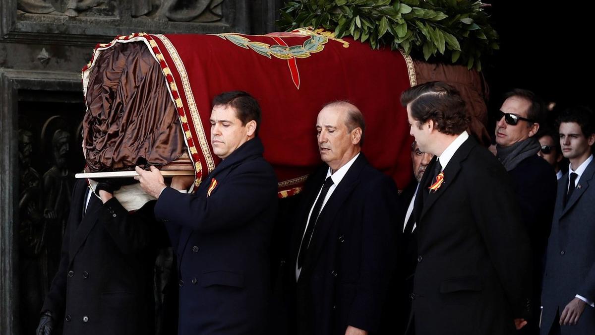 Los nietos de Franco llevando la tumba del dictador
