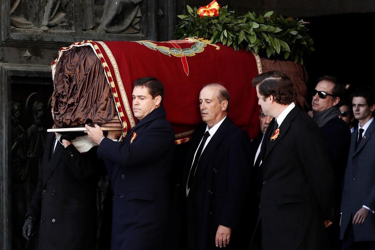 GRA174 EL ESCORIAL, (MADRID) 24/10/2019.- El nieto de Francisco Franco, Luis Alfonso de Borbón (i) lidera la comitiva familiar con los restos del dictador tras su exhumación del Valle de los Caídos y antes de su trasladado al cementerio de El Pardo-Mingorrubio para su reinhumación. EFE/Mariscal POOL -NO ARCHIVO/NO VENTAS-